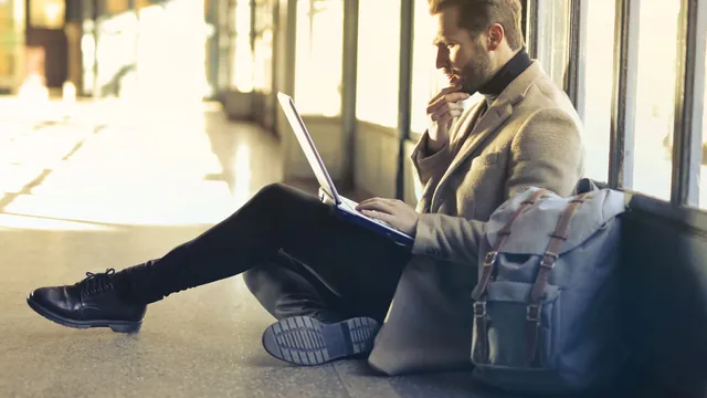 Mann arbeitet am Laptop am Fenster – Parken für Geschäftsreisen am Flughafen Köln/Bonn