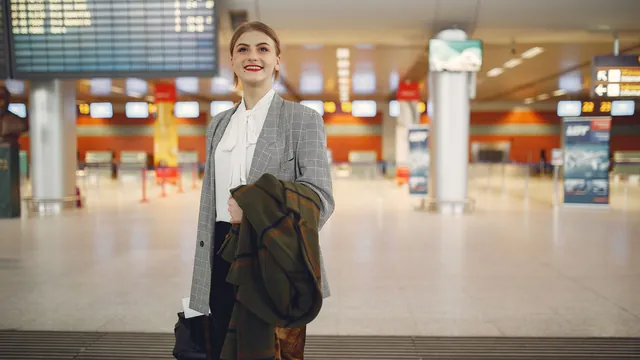 Reisende vor der Abflugtafel – Parken für Geschäftsreisen am Flughafen Nürnberg