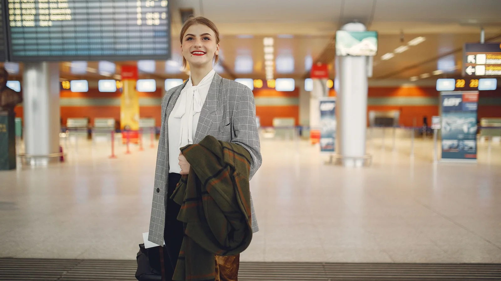 Travellers in front of the departures board – parking for business trips at Nuremberg Airport