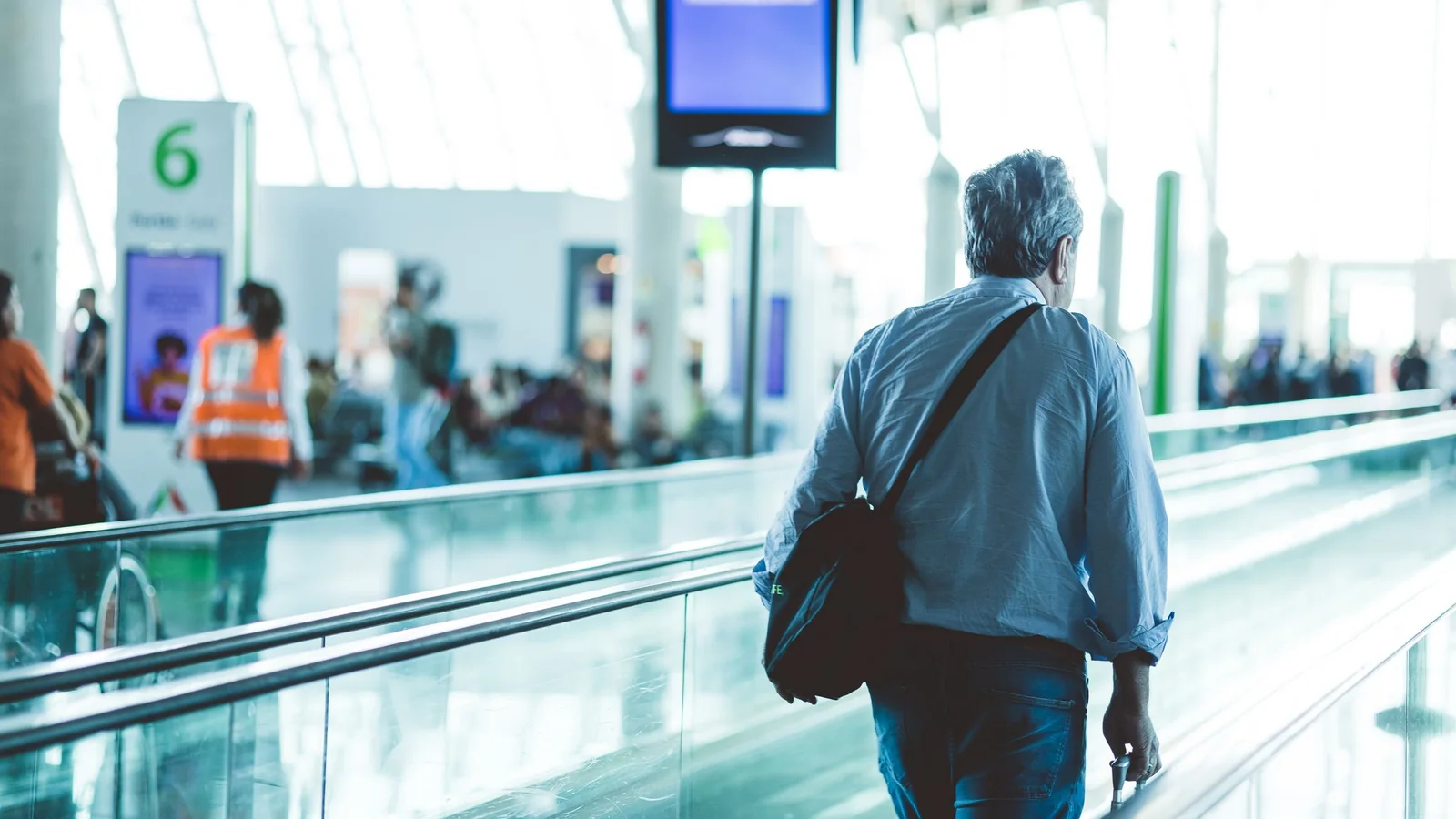 Voyageur sur le tapis roulant du terminal – stationnement pour les voyages d'affaires à l'aéroport de Stuttgart