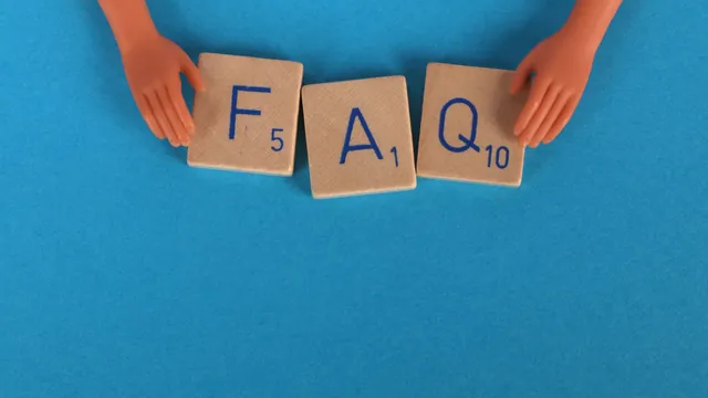 Spielsteine bilden das Wort „FAQ“ – häufige Fragen zum Parken am Flughafen Dortmund