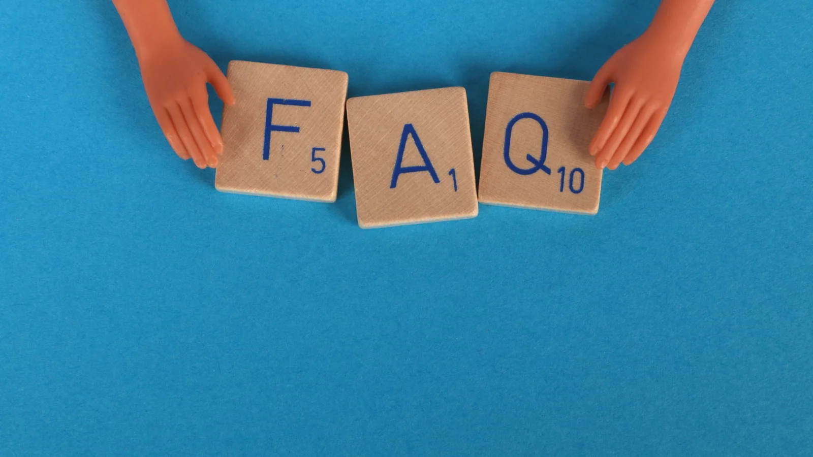 Pièces de jeu formant le mot « FAQ » – questions fréquentes sur le stationnement à l'aéroport de Dortmund