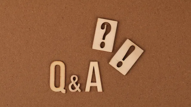 Holzbuchstaben „Q&A“ mit Frage- und Ausrufezeichen – häufige Fragen zum Parken am Flughafen Stuttgart