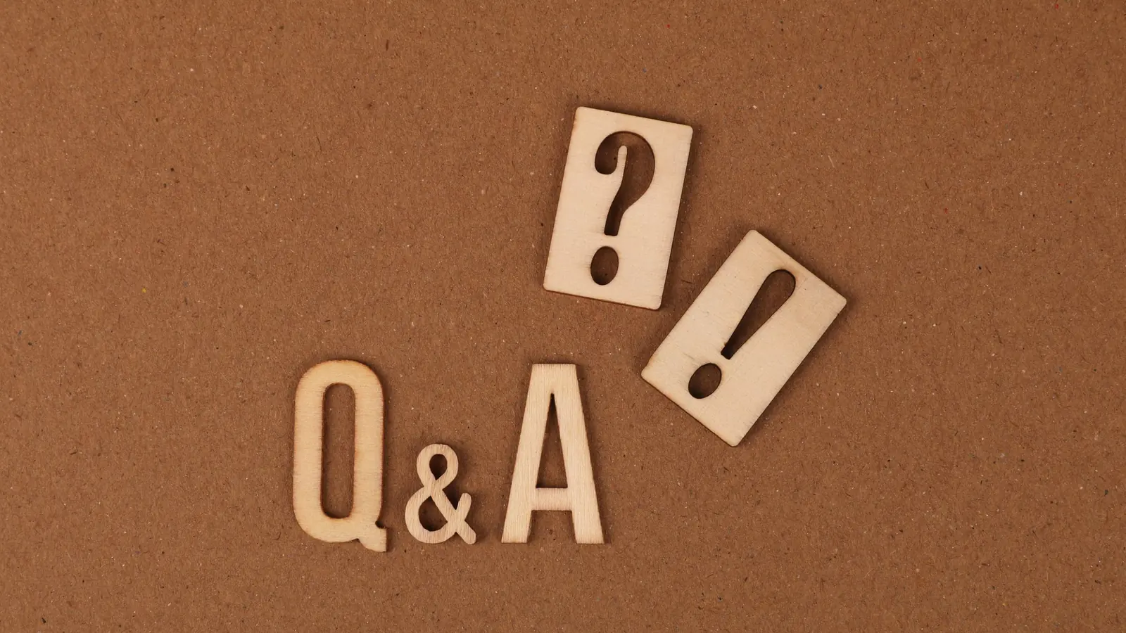 Lettres en bois « Q&A » avec points d'interrogation et d'exclamation – questions fréquentes sur le stationnement à l'aéroport de Stuttgart