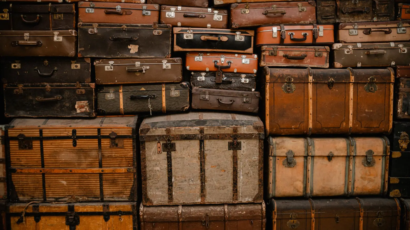 Stacked old suitcases – long-term holiday parking at Dortmund Airport