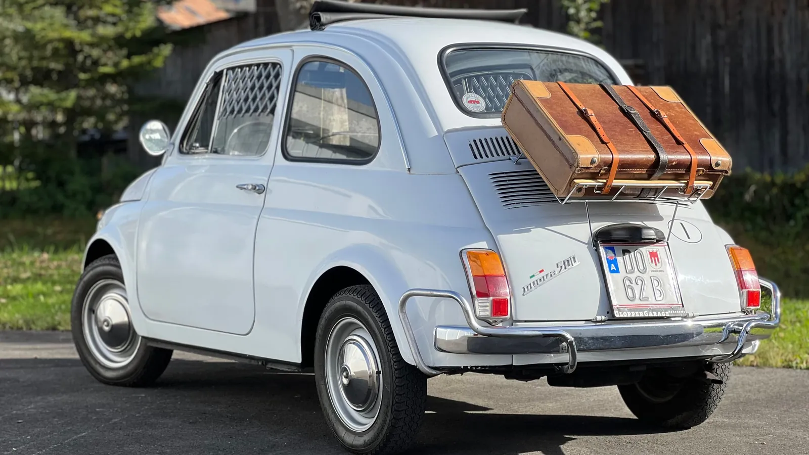 Suitcase on the luggage rack of a Fiat 500 – long-term holiday parking at Hanover Airport