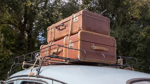 Alte Koffer auf dem Dachgepäckträger eines Oldtimers – Langzeitparken im Urlaub am Flughafen Stuttgart