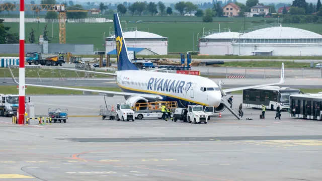 Ryanair-Flugzeug beim Boarding auf dem Vorfeld – Low-Cost-Flüge und Parken am Flughafen Memmingen