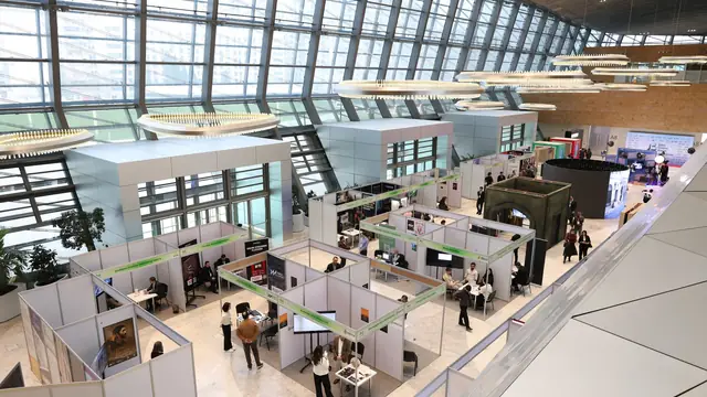 Messehalle mit Ständen und Besuchern – Messe-Parken am Flughafen Hannover