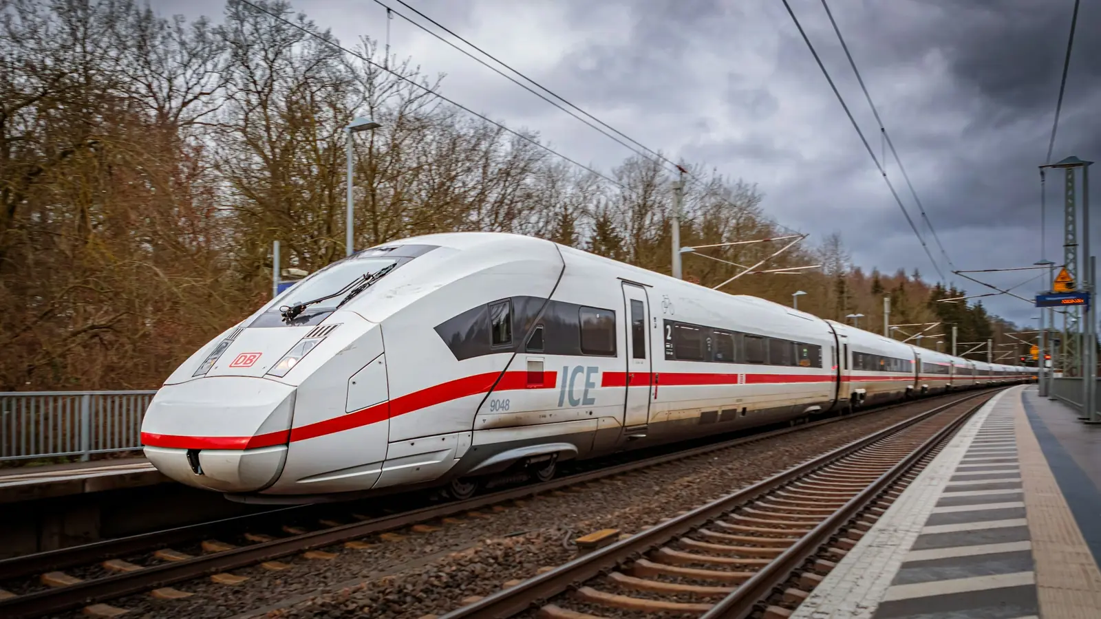 ICE-Zug der Deutschen Bahn am Bahnsteig – mit der Bahn zum Flughafen Düsseldorf