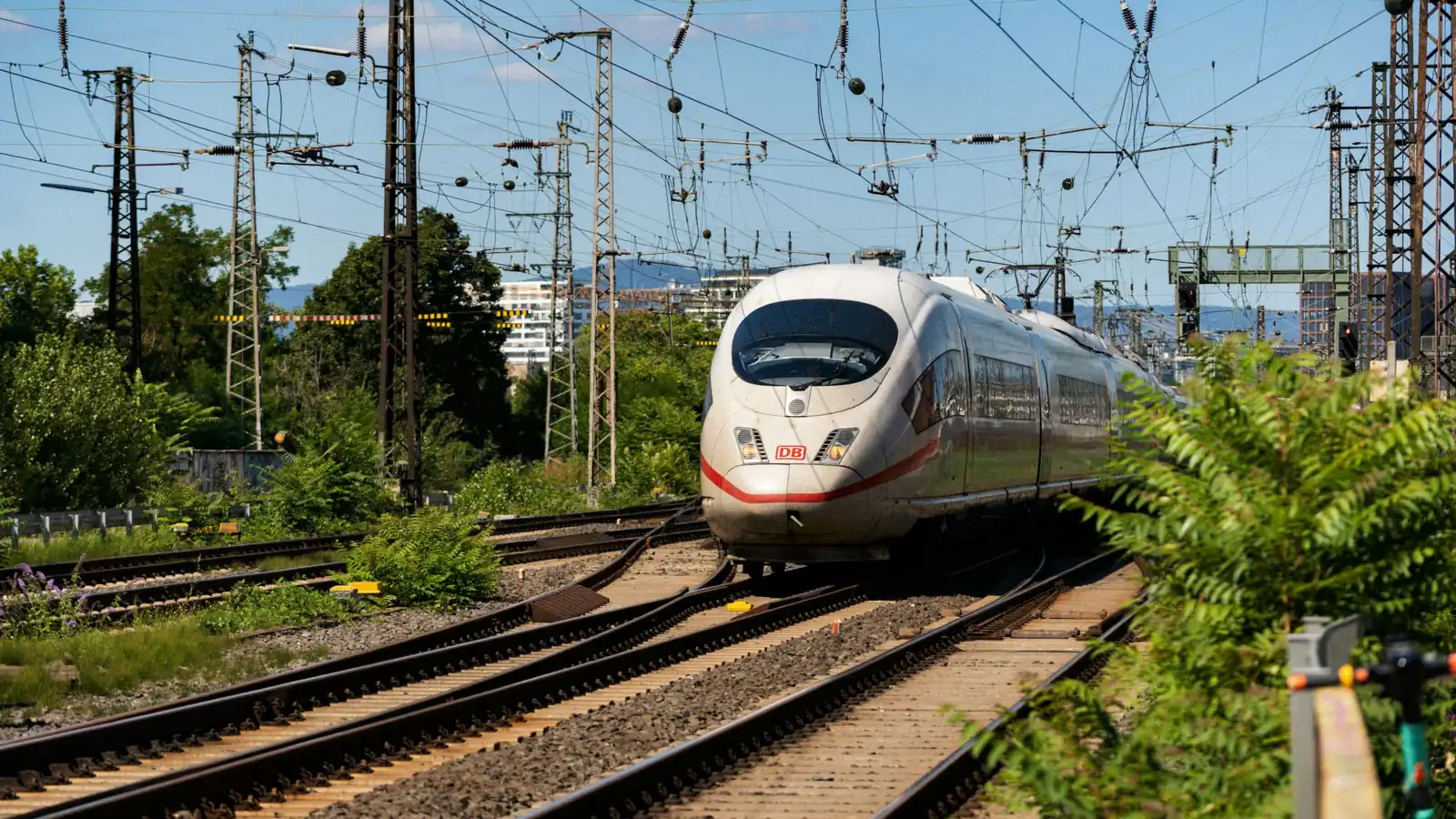 ICE-Zug der Deutschen Bahn auf der Strecke – mit der Bahn zum Flughafen Frankfurt