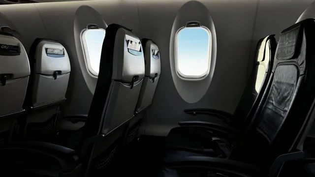 Leere Sitzreihen in einer Flugzeugkabine – Parken für den Nachtflug am Flughafen Köln/Bonn
