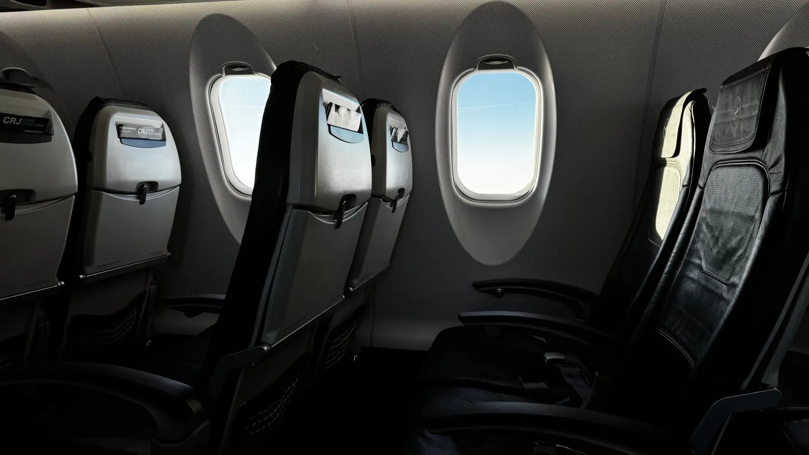 Rangées de sièges vides dans une cabine d'avion – stationnement pour un vol de nuit à l'aéroport de Cologne/Bonn