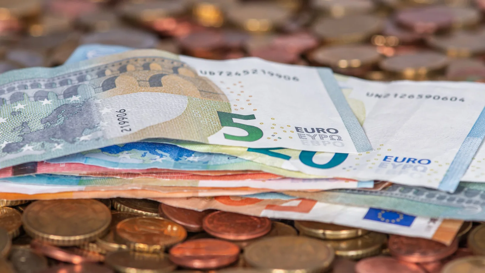Billets et pièces en euros – comparer les frais de stationnement à l'aéroport de Dortmund