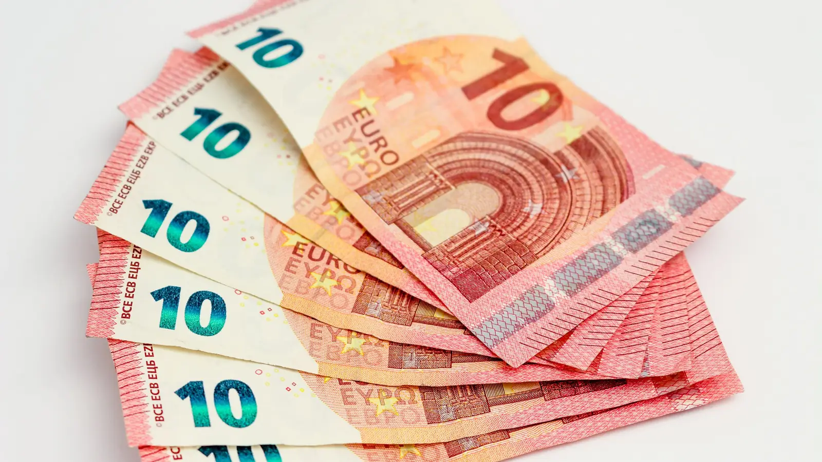 Billets de dix euros disposés en éventail – comparer les frais de stationnement à l'aéroport de Memmingen