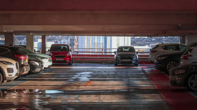Parkdeck in einem Parkhaus mit Autos – Parkmöglichkeiten am Flughafen Berlin (BER)