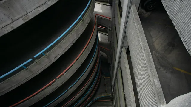 Spiralrampe eines Parkhauses von oben – Parkmöglichkeiten am Flughafen Dortmund