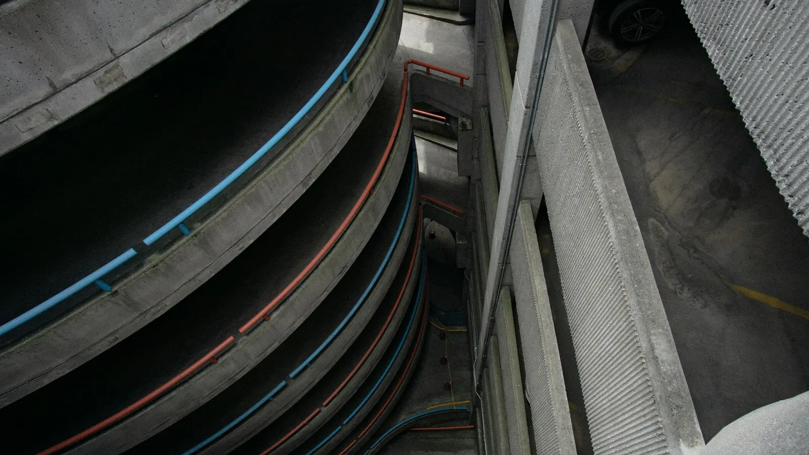 Spiral ramp of a multi-storey car park from above – parking options at Dortmund Airport