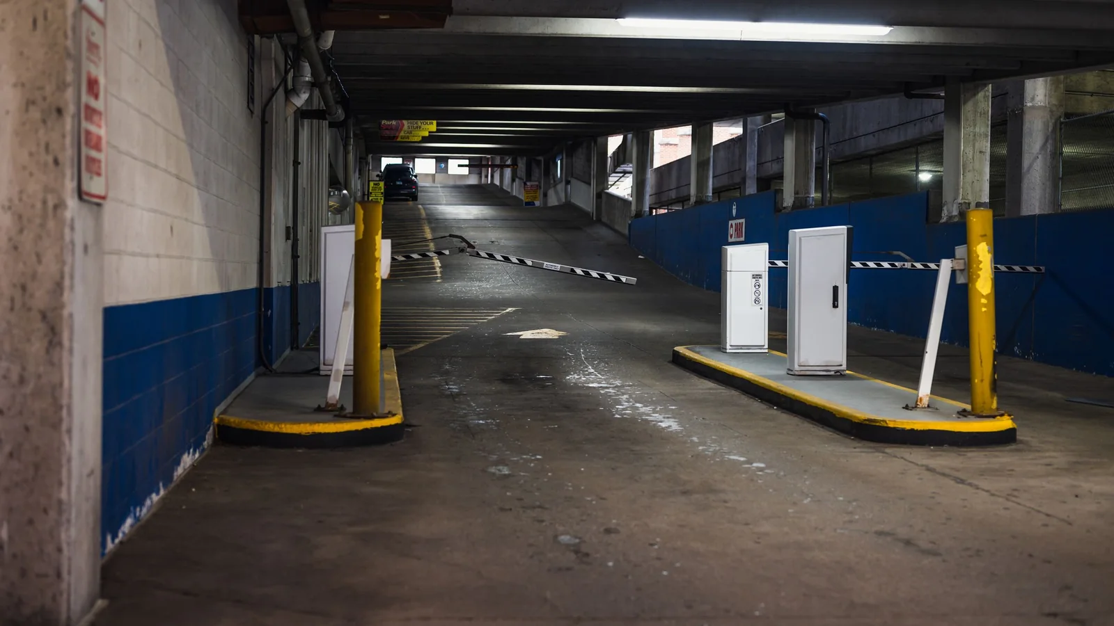 Entrance and exit of a multi-storey car park with barriers – parking options at Hanover Airport