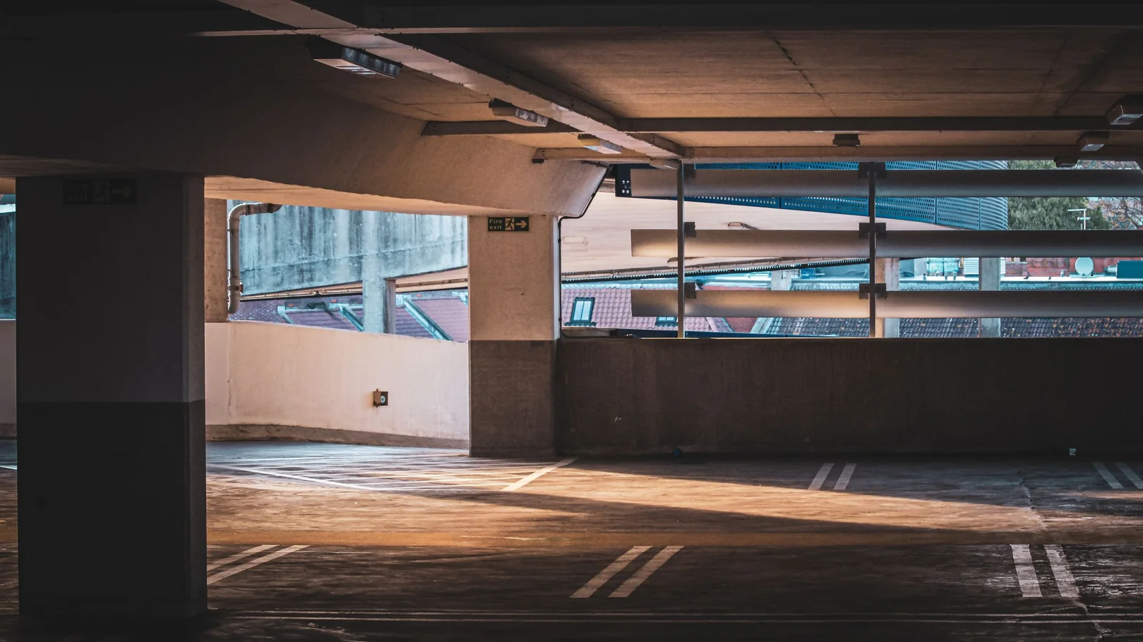 Niveau de parking avec vue sur l'extérieur – possibilités de stationnement à l'aéroport de Nuremberg