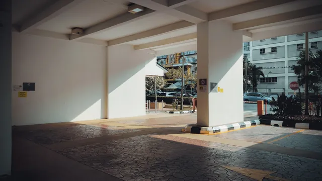 Sonnige Einfahrt in ein Parkhaus – Parkmöglichkeiten am Flughafen Stuttgart