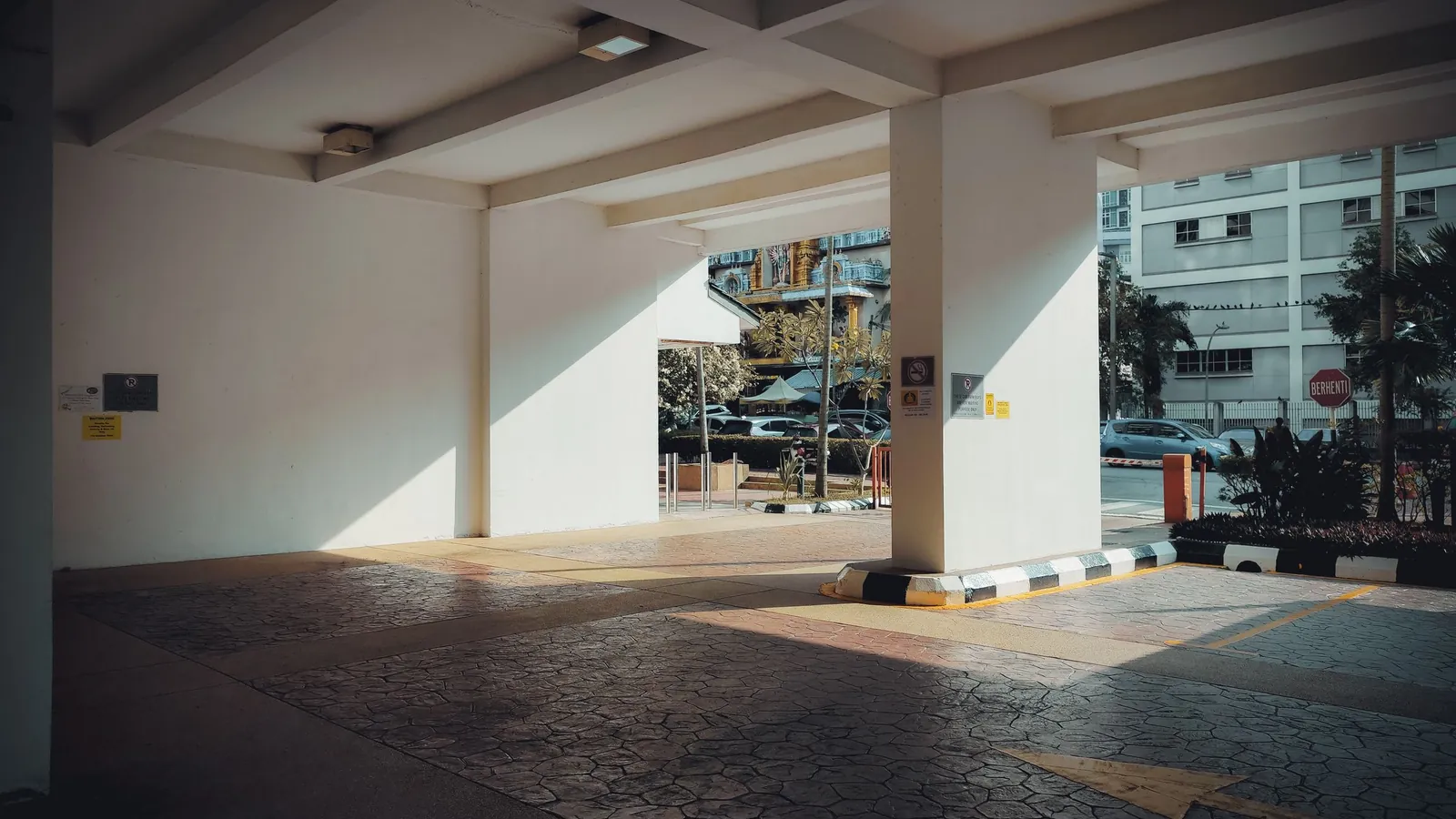 Sunny entrance to a multi-storey car park – parking options at Stuttgart Airport