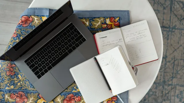 Laptop und Notizbücher auf einem runden Tisch – Parkplatz am Flughafen Hannover reservieren