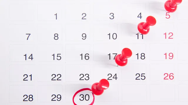 Kalender mit roten Pinnnadeln an markierten Tagen – Parkplatz am Flughafen Berlin (BER) stornieren oder umbuchen
