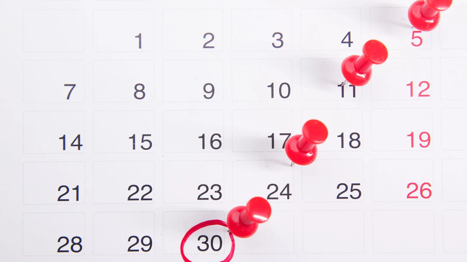 Calendrier avec des punaises rouges sur des jours marqués – annuler ou modifier un parking à l'aéroport de Berlin (BER)