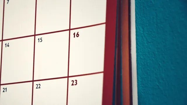 Wandkalender in Nahaufnahme – Parkplatz am Flughafen Nürnberg stornieren oder umbuchen