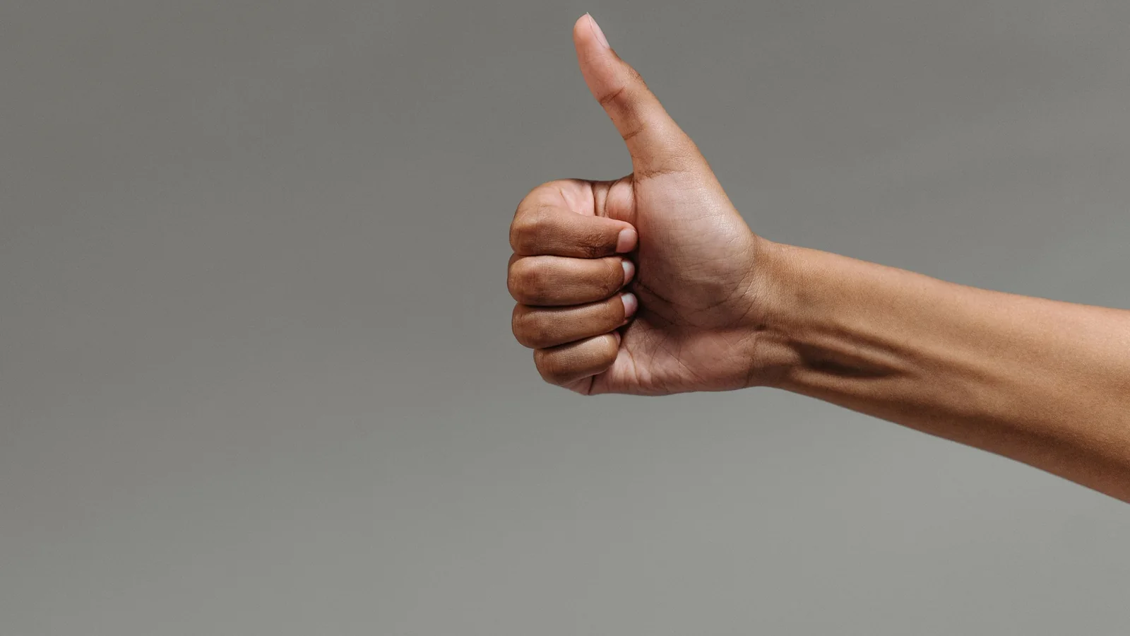 Hand giving a thumbs up – choosing a parking service at Dortmund Airport