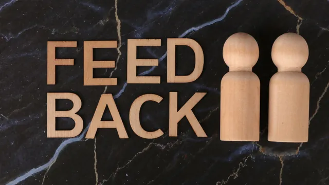 Holzbuchstaben „Feedback“ mit Spielfiguren – Parkservice am Flughafen Hamburg auswählen
