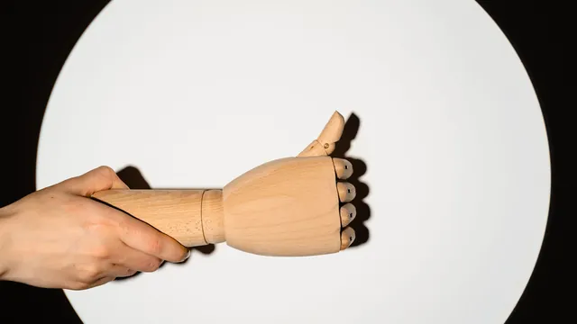 Holzhand mit Daumen nach oben – Parkservice am Flughafen Karlsruhe/Baden-Baden auswählen