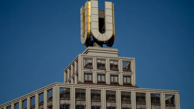 Dortmunder U mit dem goldenen U auf dem Dach – Anreise zum Flughafen Dortmund aus der Region