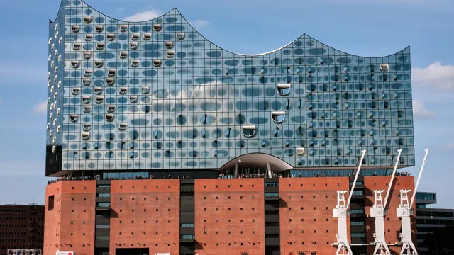 Elbphilharmonie in Hamburg – Anreise zum Flughafen Hamburg aus der Region