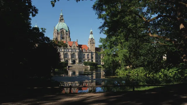 Neues Rathaus in Hannover – Anreise zum Flughafen Hannover aus der Region