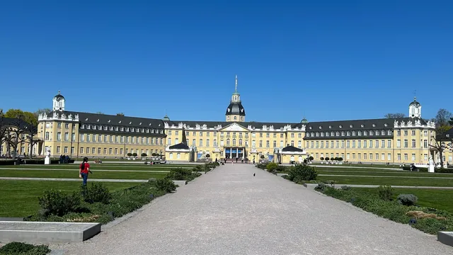 Karlsruher Schloss mit Schlossgarten – Anreise zum Flughafen Karlsruhe/Baden-Baden aus der Region