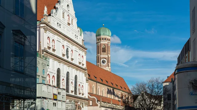 St. Michael und die Frauenkirche in München – Anreise zum Flughafen München aus der Region