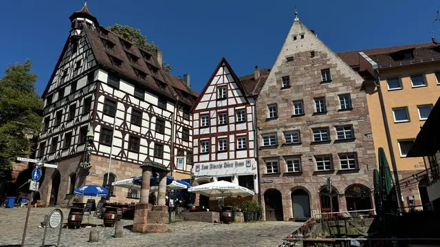 Fachwerkhäuser in der Altstadt von Nürnberg – Anreise zum Flughafen Nürnberg aus der Region