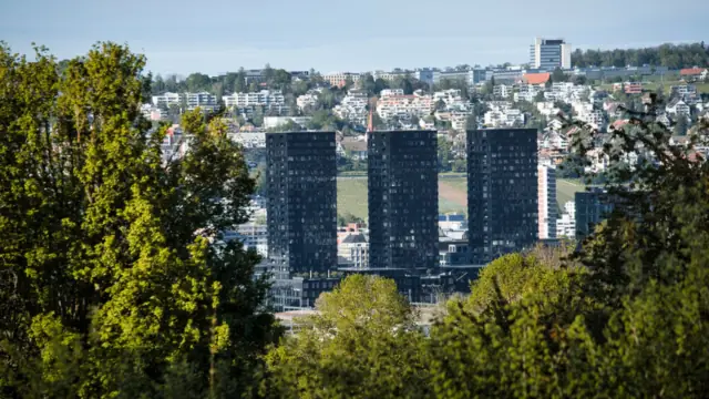 Stuttgart mit moderner Architektur zwischen Bäumen – Anreise zum Flughafen Stuttgart aus der Region