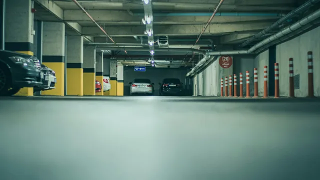 Parkhaus mit geparkten Autos – nach der Rückkehr das Auto am Flughafen Düsseldorf abholen