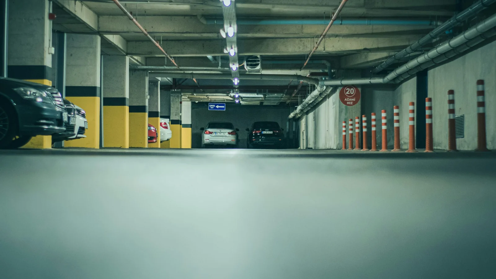 Parkhaus mit geparkten Autos – nach der Rückkehr das Auto am Flughafen Düsseldorf abholen