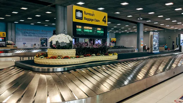 Gepäckband in einer Ankunftshalle – nach der Rückkehr das Auto am Flughafen München abholen