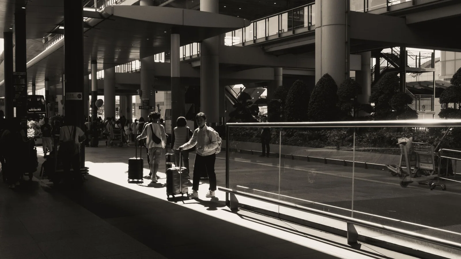 Travellers with luggage in a terminal hall – collecting the car at Stuttgart Airport after your return