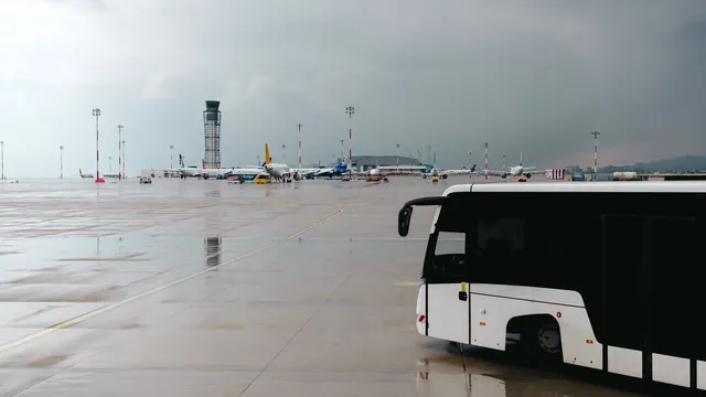 Vorfeldbus auf dem Flughafengelände – Shuttle-Parken am Flughafen Berlin (BER)