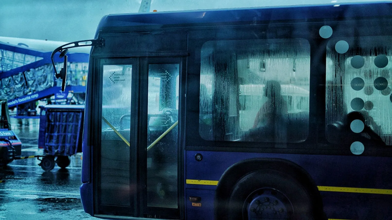 Apron bus on the airfield – shuttle parking at Hanover Airport