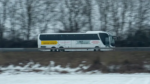 Flughafen-Expressbus auf einer winterlichen Straße – Shuttle-Parken am Flughafen Karlsruhe/Baden-Baden