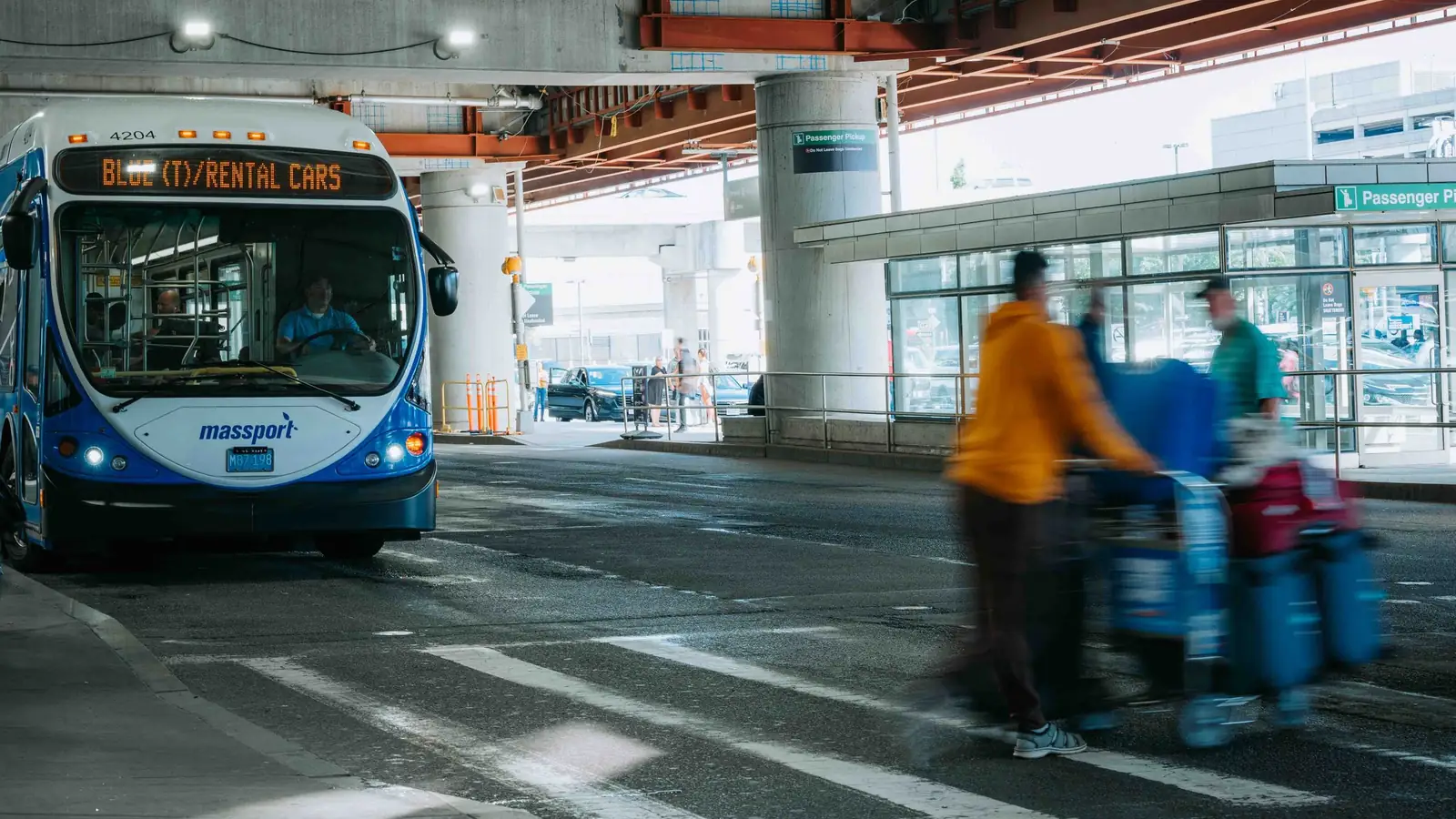 Bus à un arrêt devant un terminal – parking avec navette à l'aéroport de Munich