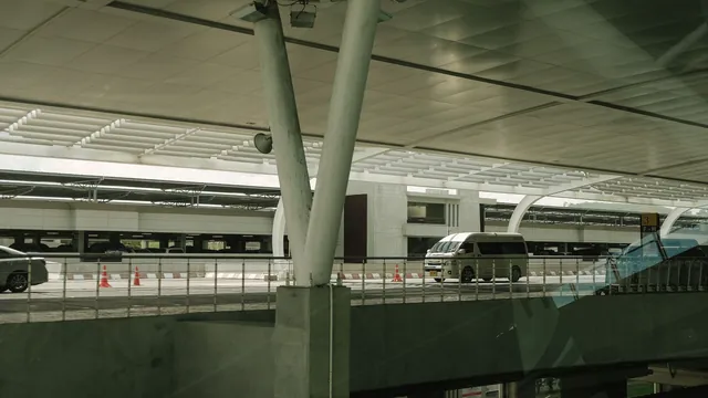Kleinbus in der Vorfahrt eines Terminals – Shuttle-Parken am Flughafen Stuttgart