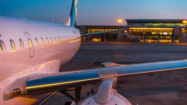 Flugzeug am Terminal in der Abenddämmerung – späte Ankunft am Flughafen Dortmund
